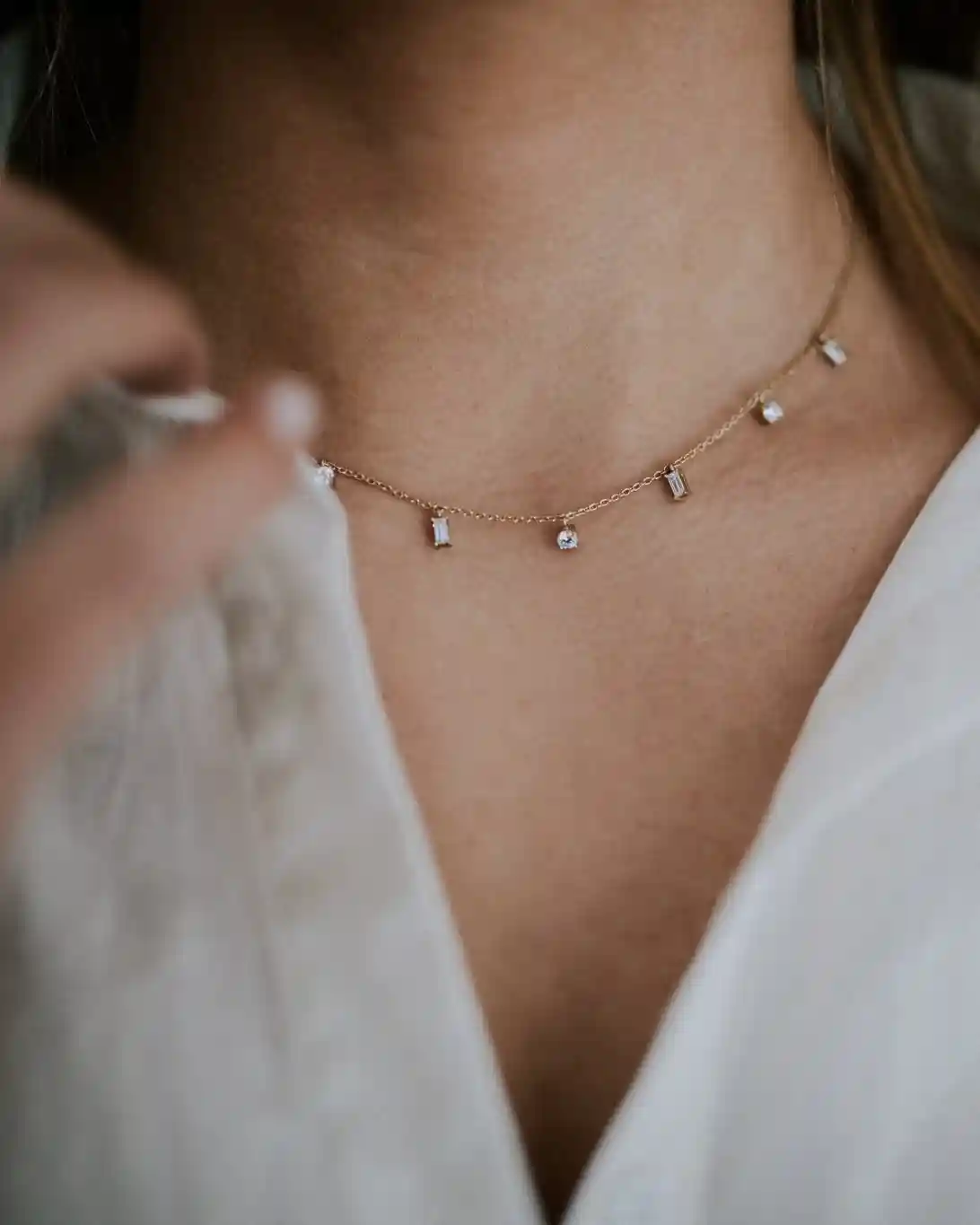 Das ist besonders an der Kokon Kette:

• 925 Sterling Silber, 14 Karat vergoldet
• Stellösen bei 40cm 42cm, 45cm
• 9 weiße Zirkonia mit 0,95ct.
• 115€

#schmuck#schmuckliebe#schmuckdesign#armband#armbänder#kette#ohrringe#gold#frauenbusiness#femalempowerment#schmuckkombination#layering#silberschmuck#vergoldet#zirkonia#feinerschmuck#delicatejewelerykettenanhänger#jewelerys#schmuckest#jeweleryset#modeschmuck#schmuckstück#fashion#simplicity#simplejewelery